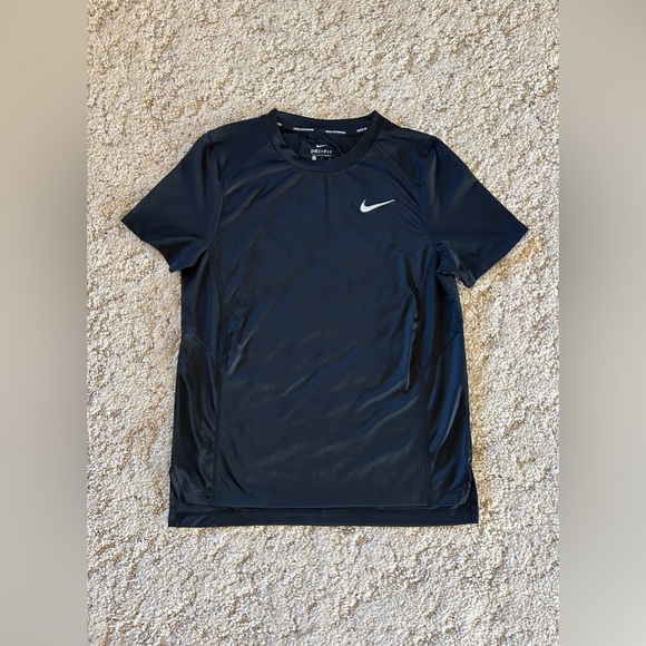 Kids Nike DriFit Running short sleeve top with mesh panels, S (8-10) - Picture 1 of 6
